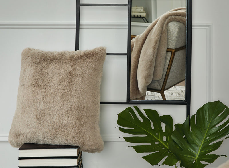 Gariland - Faux Fur Pillow - JaxCo Furniture